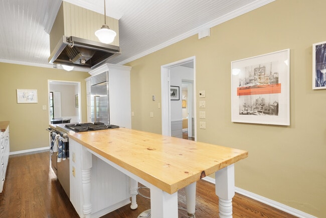 Kitchen - 1522 Forest Knoll Dr