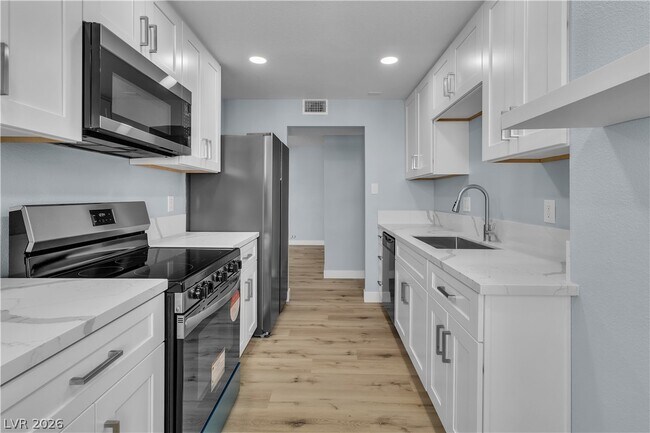 Building Photo - 725 N Royal Crest Cir