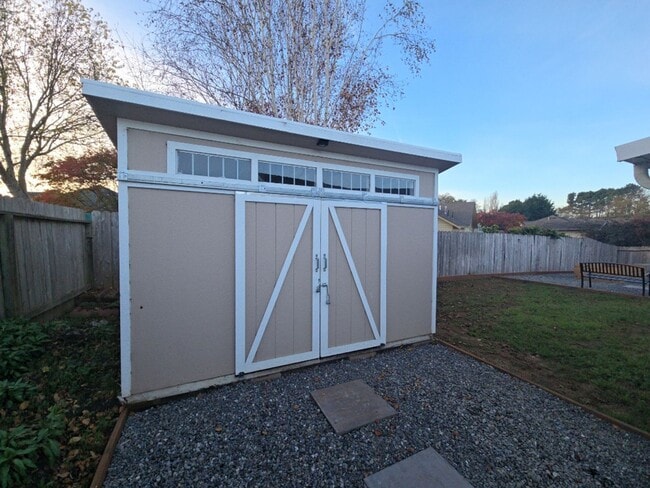 Building Photo - Pet friendly! 3DB/2BA Fortuna home on quiet road!