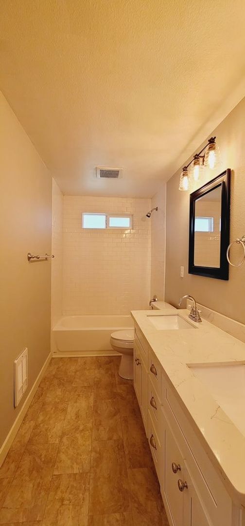 Building Photo - Stunning House in North Tacoma!