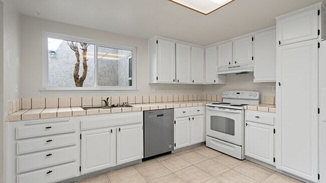 Building Photo - Woodcreek Cutie! 2bedroom 2bathroom