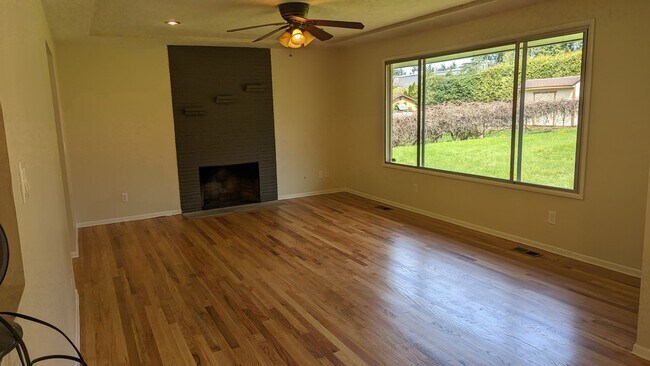 Building Photo - Spacious Three Bedroom with Large Backyard...