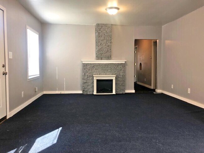 Building Photo - 927 S Water St