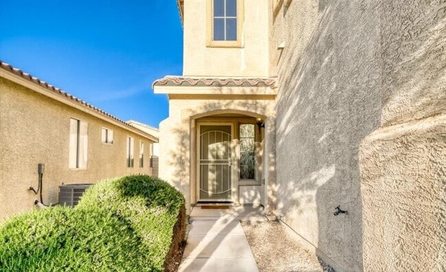 Building Photo - 5565 Golden Palms Ct
