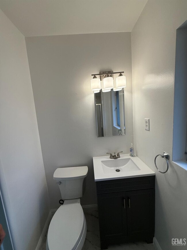 Building Photo - 400 Fairway Dr