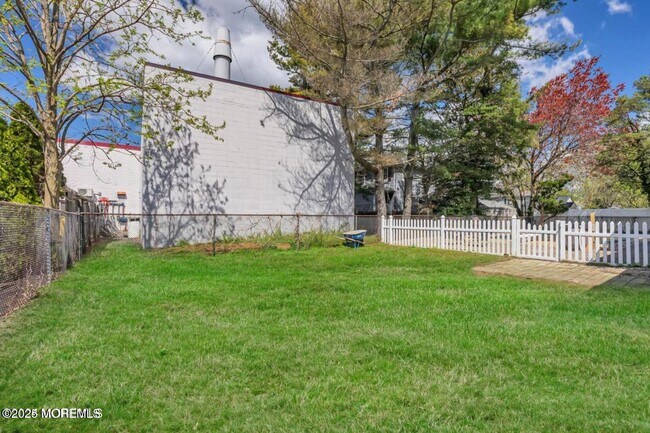 Building Photo - 1145 Roe Ave