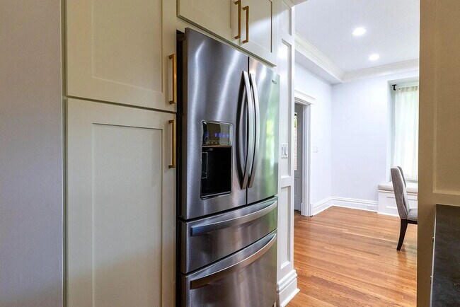 Building Photo - Gorgeous U-City Pershing Ave 4 bedroom/3 bath GEM - Fully Furnished with CLASS AND ELEGANCE - Mus...