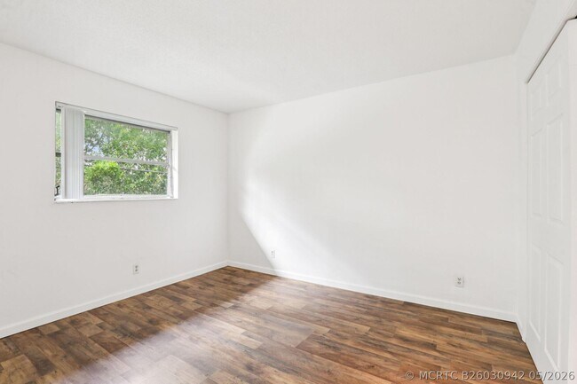 Building Photo - 210 NE 38th St