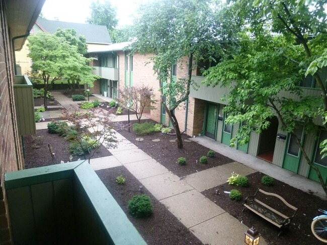 Building Photo - 1 Bedroom Court Yard Level Apartment