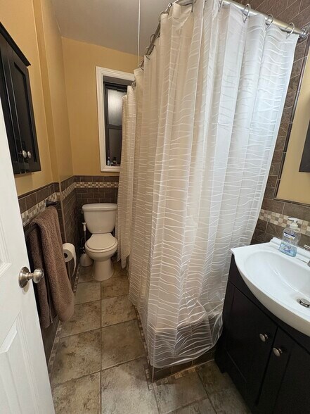 Bathroom - 76 Romaine Ave