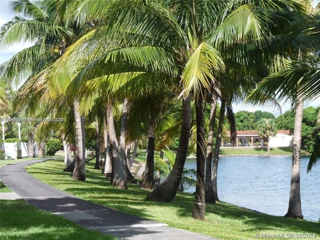 Building Photo - 14501 N Kendall Dr