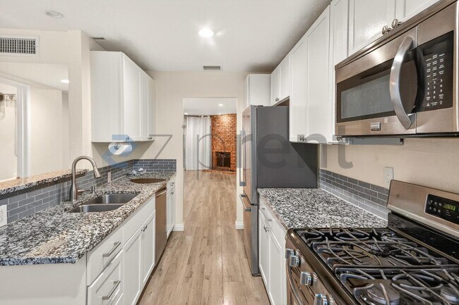 Building Photo - 10215 Variel Ave