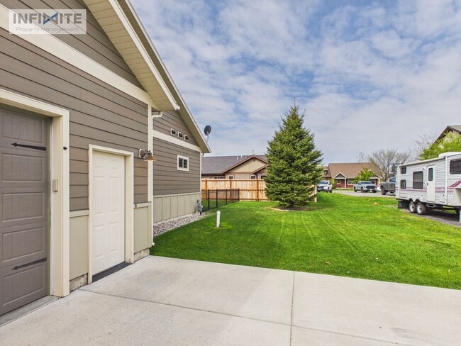 Building Photo - 4 Bedroom Home with Spacious Yard