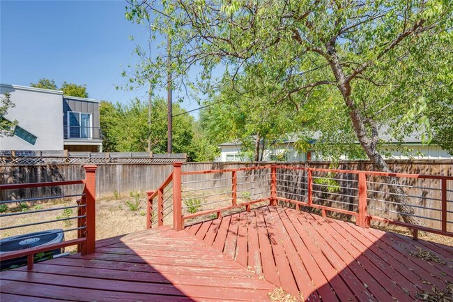 Building Photo - 5602 Roosevelt Ave