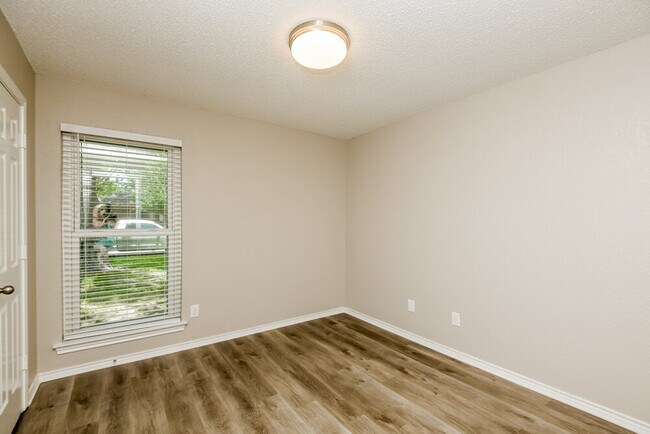 Building Photo - 1913 Green Willow Dr