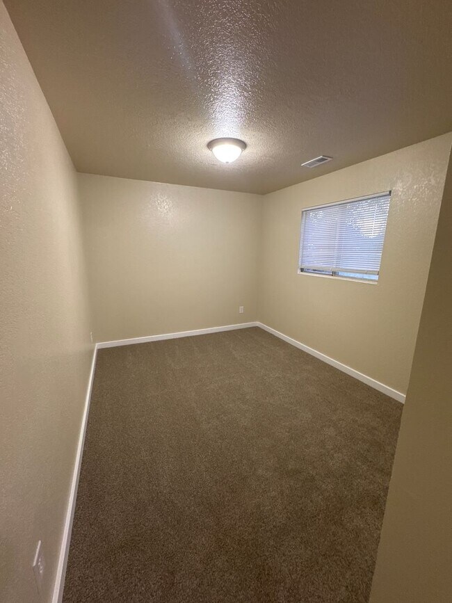Building Photo - 75 E 860 S