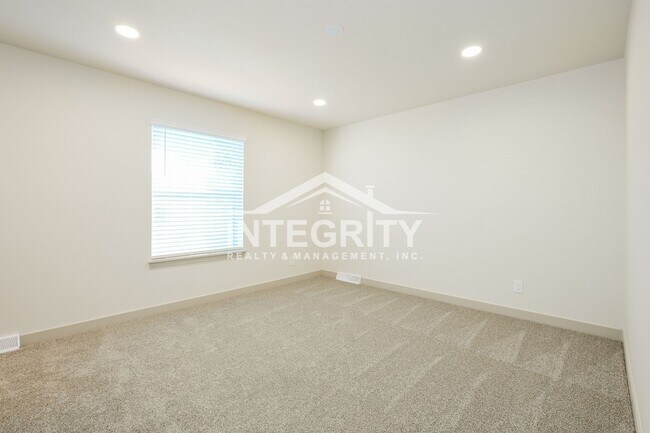 Building Photo - 6475 W Kingsley Ave