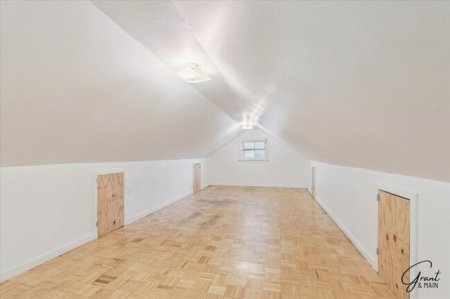 Building Photo - 3 bedroom - 1 bath  $1095/month