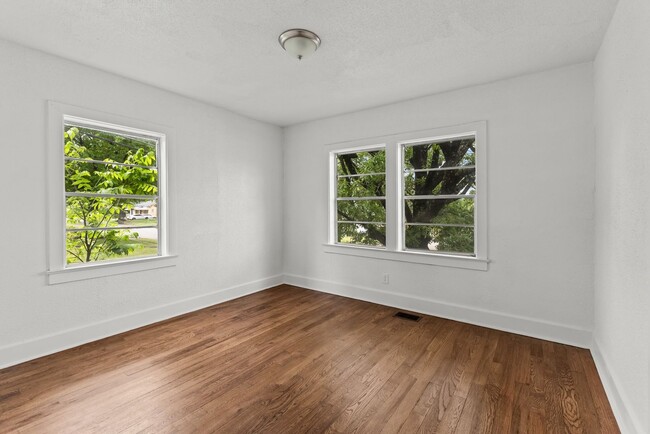 Building Photo - Newly Renovated 3 Bedroom 2 Bath Home Avai...