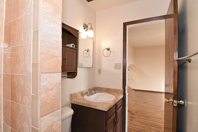 Building Photo - Eastside 3 Bedroom 2 Bath