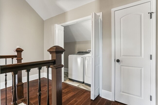 Building Photo - Gorgeous 3BD/3.5BA Uptown Home with A Large Fenced in Backyard