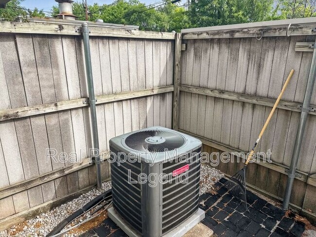 Building Photo - 4944 N Hall St