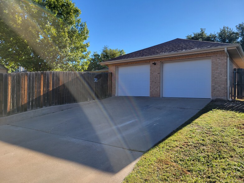 2 Car Garage - 4829 Bermuda Dr