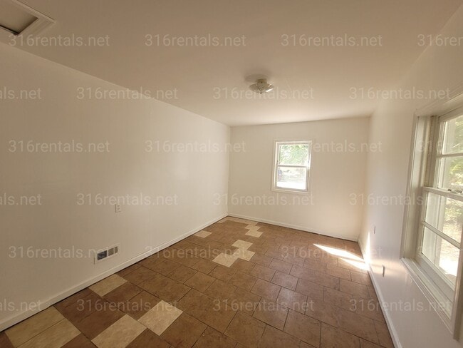 Building Photo - $1,050 - 3 bedroom/ 1 bathroom - Single Family Home