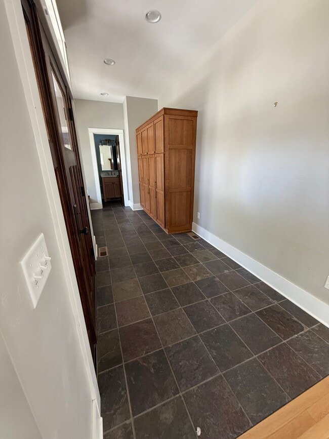 Building Photo - 425 S Yellowstone St