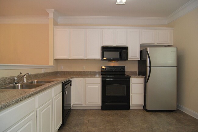 Building Photo - 2 Bedroom, 2.5 Bath in Hampton Forest - Av...