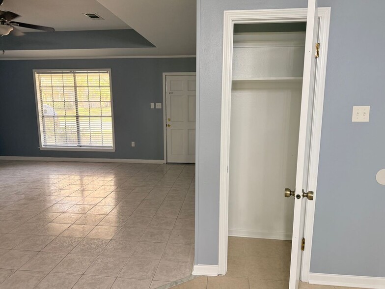 Building Photo - 2165 General Beauregard Ave