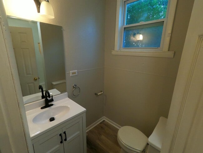 Building Photo - 307 E Telegraph St