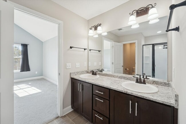 Building Photo - MOVE-IN READY! (Pet Friendly)