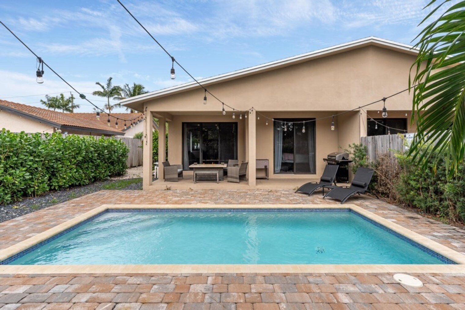 Building Photo - 828 SW 14th Ct