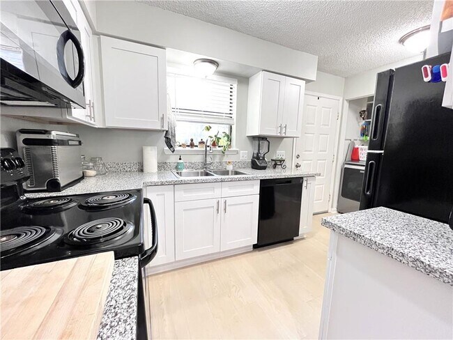 Building Photo - 1373 E Sequoyah Ct