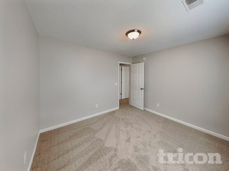 Building Photo - 204 Fox Grove Cir