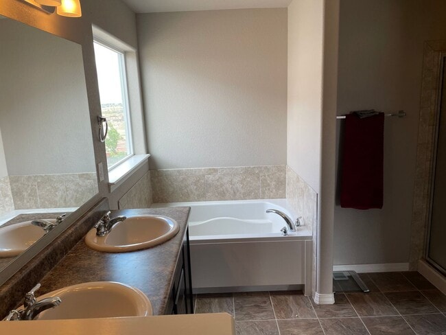Building Photo - BEAUTIFUL 3BD HOME with A/C in TRAILS at F...