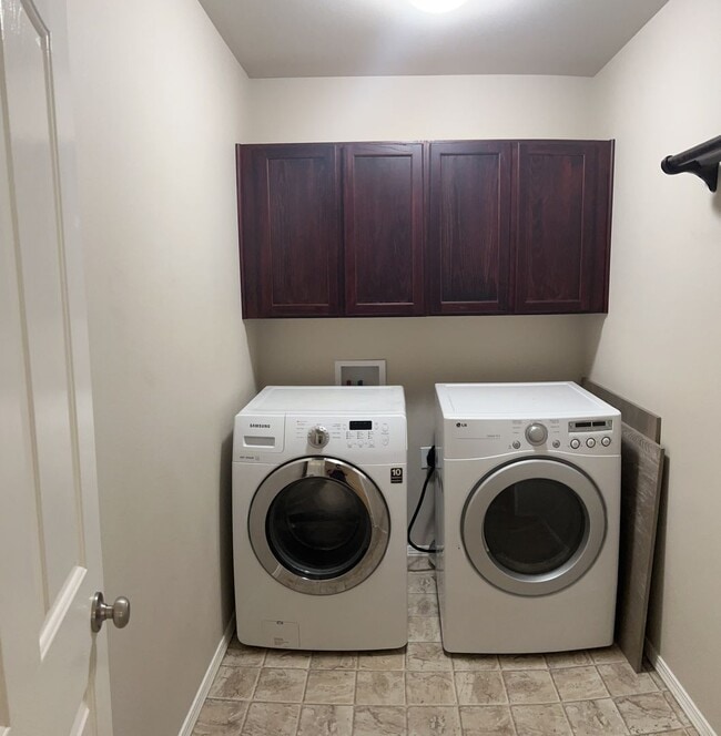 Building Photo - 3 bed/3.5 Baths. Eagle river.