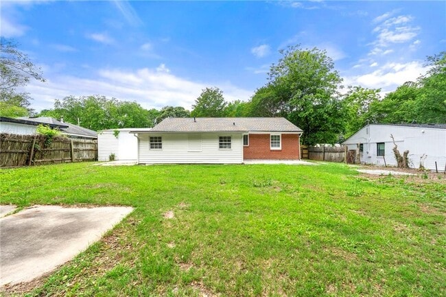 Building Photo - 5340 Lee Cir