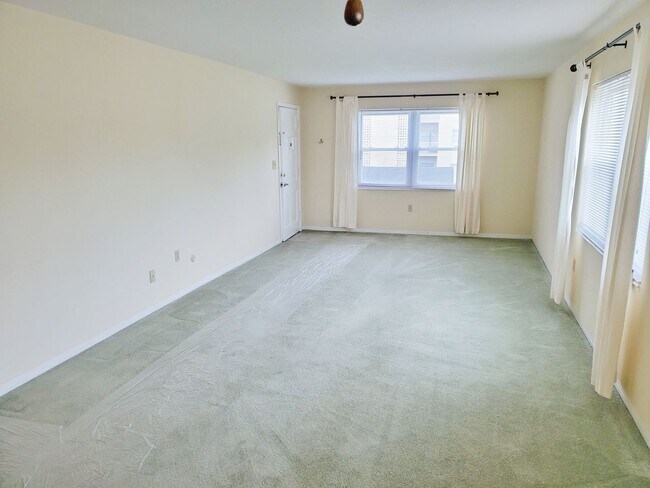 Building Photo - 2 Bedroom 1 Bath Second Floor Condo in St....