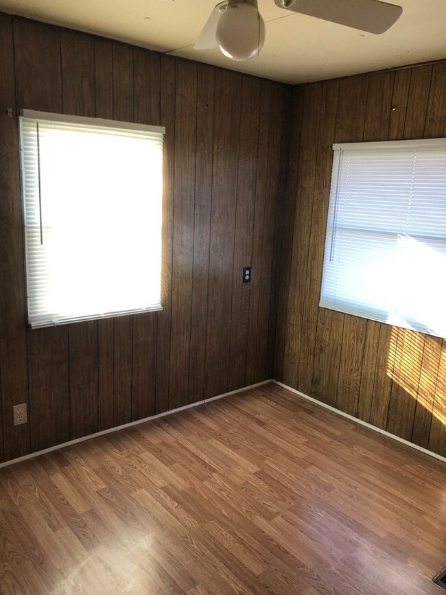Building Photo - Trailer house; 3 bed, 2 bath