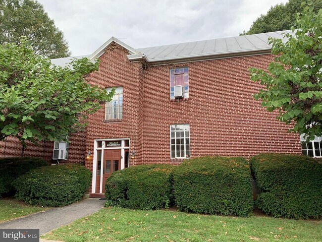 Building Photo - 5 E Maplewood Ave