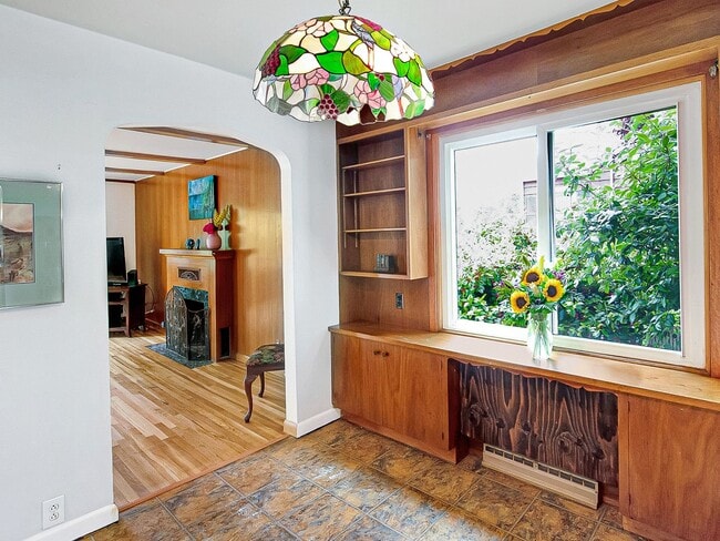 Building Photo - Amazing vintage 2-bdrm/2-bath Cully home—G...