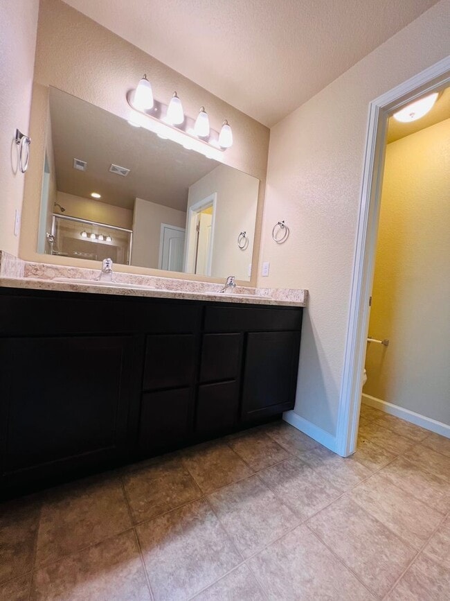 Building Photo - 5640 Shamrock Heights