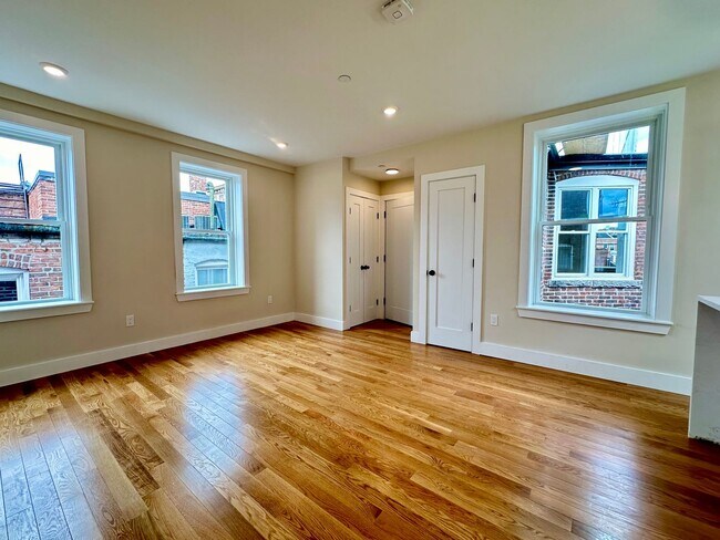 Building Photo - Nicely renovated 2 bed condo in the heart of the North End.