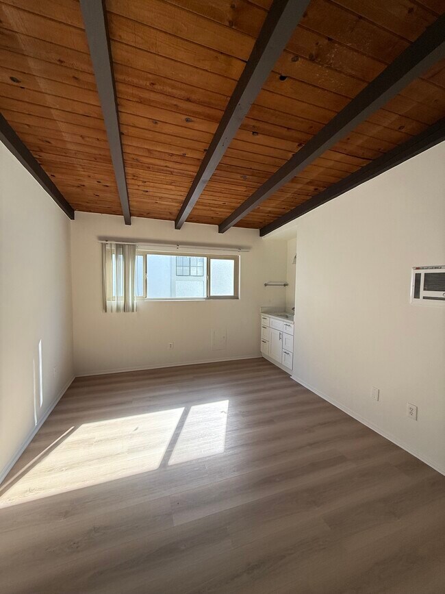 Master bedroom - 113 S Irena Ave