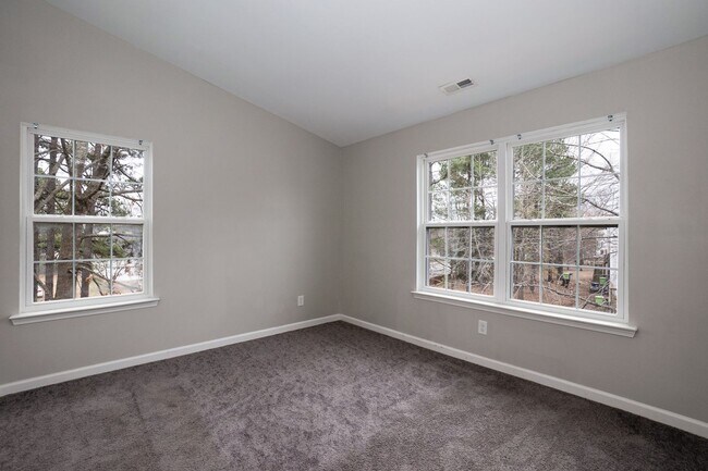 Building Photo - Beautiful Townhouse w/ 1st Floor Bedroom