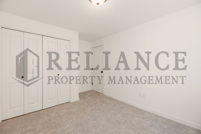 Building Photo - 5243 N Pinecrest Ct