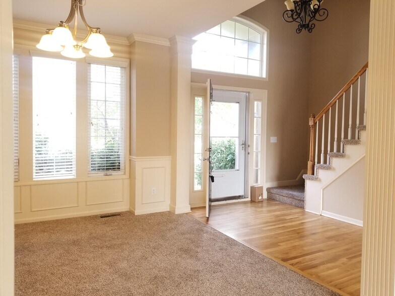 Building Photo - 5701 NE Hidden Meadow Dr