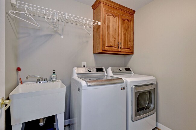 Building Photo - Spacious 5BR/4BA Home in Yorktown – Convenient Location and Comfortable Living